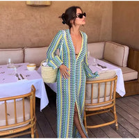 Robe longue motif bleu-vert-jaune, encolure en V, manches longues évasées