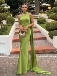 Robe longue verte à encolure haute, drapé sur l’épaule et longue traîne