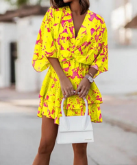 Robe courte jaune vif à imprimé multicolore, col V, manches amples, ceinture nouée