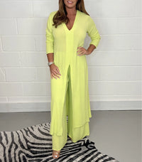 Ensemble deux pièces jaune citron : robe longue fendue col V manches 3/4 et pantalon fluide