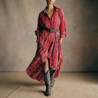 Robe-chemise à carreaux rouge, col ouvert, ceinture nouée, fente avant