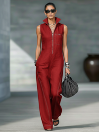 Combinaison minimaliste rouge, sans manches, zip devant, poche poitrine, jambes amples.