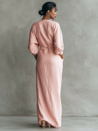 Robe longue portefeuille rose, vue de dos, manches bouffantes, fente avant