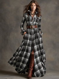 Robe-chemise à carreaux noir et blanc, ceinturée, manches longues, col boutonné.