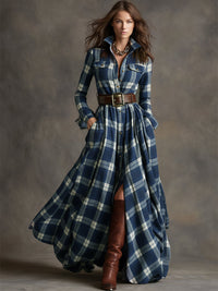 Robe-chemise à carreaux bleu et blanc, ceinturée, manches longues, col boutonné.