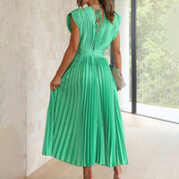 Robe midi plissée verte émeraude, encolure en V, manches courtes évasées, taille marquée.