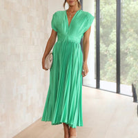 Robe midi plissée verte émeraude, décolleté V, manches courtes, jupe ample plissée.