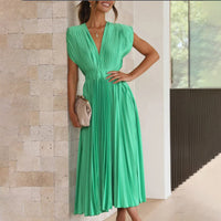 Robe midi verte plissée, décolleté V, manches courtes et taille froncée