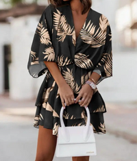 Robe courte à imprimé feuillage sur fond noir, col en V, manches kimono
