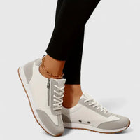 Chaussures orthopédiques blanches et grises à lacets, fermeture éclair latérale, semelle marron.