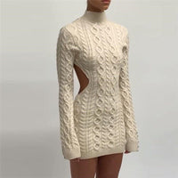 Robe courte en maille torsadée crème, col montant, manches longues, texture en torsades.