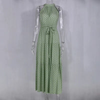 Robe longue d’été vert à pois blancs, sans manches, taille ajustée par lien.
