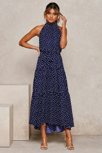 Robe longue à pois bleu nuit, col montant sans manches, ceinture à nouer.