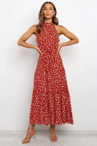 Robe longue Zaria rouge à pois blancs, haut montant, sans manches, jupe longue évasée.