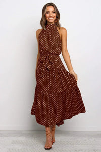 Robe longue d’été marron à pois clairs, col montant sans manches, ceinture nouée