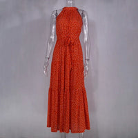 Robe longue d’été rouge à pois blancs, col haut, taille froncée avec lien.