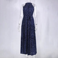 Robe longue Zaria bleu nuit à pois blancs, encolure haute, sans manches, tombé fluide.