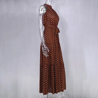 Robe longue d’été marron à pois blancs, sans manches, jupe évasée.