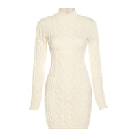 Robe courte en maille torsadée crème, manches longues, col montant, coupe près du corps.