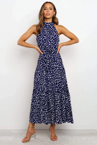 Robe longue Zaria bleu nuit à pois blancs, haut près du corps, jupe ample, sans manches.