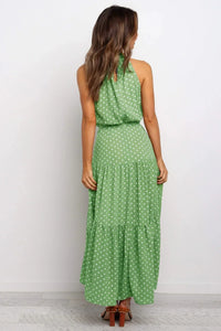 Robe longue à pois vert clair, vue de dos, col montant sans manches, ceinture.