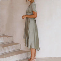 Robe midi d’été vert clair, manches courtes nouées, jupe évasée mi-mollet.