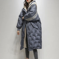 Doudoune longue bleue matelassée, capuche beige, cordon/zip au col