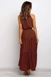 Robe longue Zaria marron à petits pois blancs, dos nu partiel, sans manches, ample.