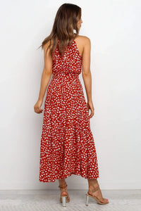 Robe longue Zaria rouge à pois blancs, dos nu, sans manches, jupe ample fluide.