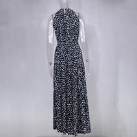 Robe longue d’été noire à pois blancs, col haut sans manches, taille marquée.