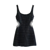 Robe noire courte sans manches, bretelles ornées de perles blanches