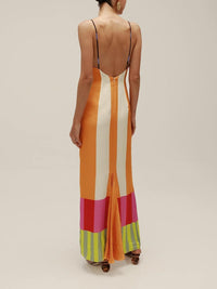 Robe longue multicolore vue dos, fines bretelles, fente au bas, rayures verticales orange