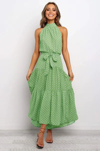 Robe longue à pois vert clair, col montant sans manches, nœud à la taille.