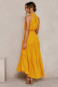 Robe longue à pois jaune moutarde, dos nu, bretelles fines, ceinture à nouer.