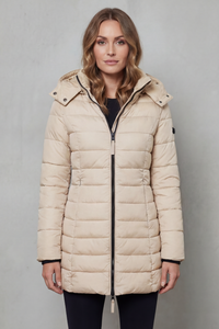 Doudoune longue matelassée beige à capuche, zip central, coupe droite.