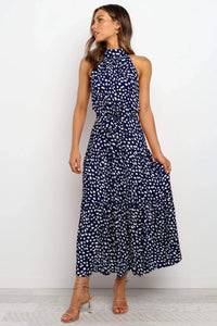 Robe longue d’été bleu foncé à pois blancs, col montant sans manches, ceinture