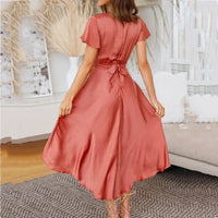 Robe midi d’été rouge à nœud au dos et jupe évasée, manches courtes.