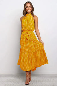 Robe longue d’été jaune à pois blancs, col montant sans manches, ceinture nouée