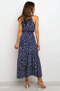Robe longue Zaria bleu nuit à pois blancs, dos nu, sans manches, jupe ample fluide.
