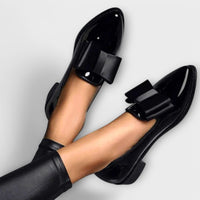 Mocassins vernis noirs à bride noire sur le cou-de-pied, talon bas bloc