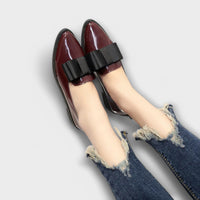 Mocassins vernis bordeaux à bride noire, portés avec jean déchiré