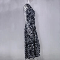 Robe longue d’été noire à pois blancs, sans manches, jupe ample.