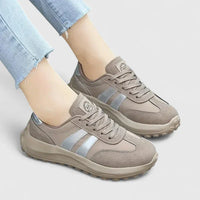 Paire de baskets orthopédiques grises à lacets, semelle crantée et bandes bleu clair