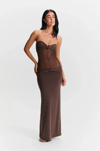 Robe longue marron sans manches, corsage froncé noué, silhouette près du corps.