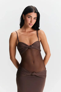 Robe longue marron à bretelles fines, nœud au buste et fronces au ventre.