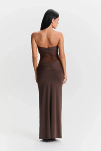 Robe longue marron vue de dos, bretelles fines, drapé au haut et à la taille.