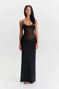 Robe longue noire sans manches, corsage froncé avec nœud, coupe près du corps.