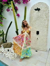 Robe longue d’été en lin blanche à fleurs multicolores, décolleté V et bretelles à volants