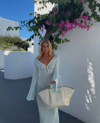 Robe longue bleu clair ajourée, décolleté en V, manches évasées