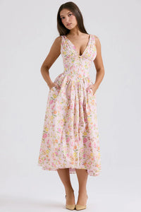 Robe midi évasée à corset, fleurs pastel sur fond clair, taille froncée